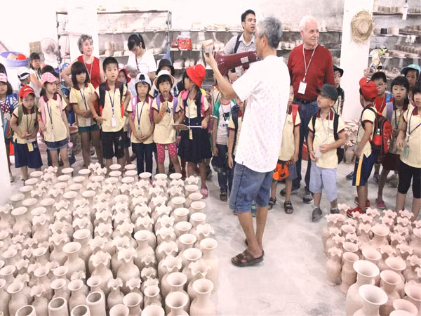 Du khách, học sinh tham quan làng gốm Bát Tràng