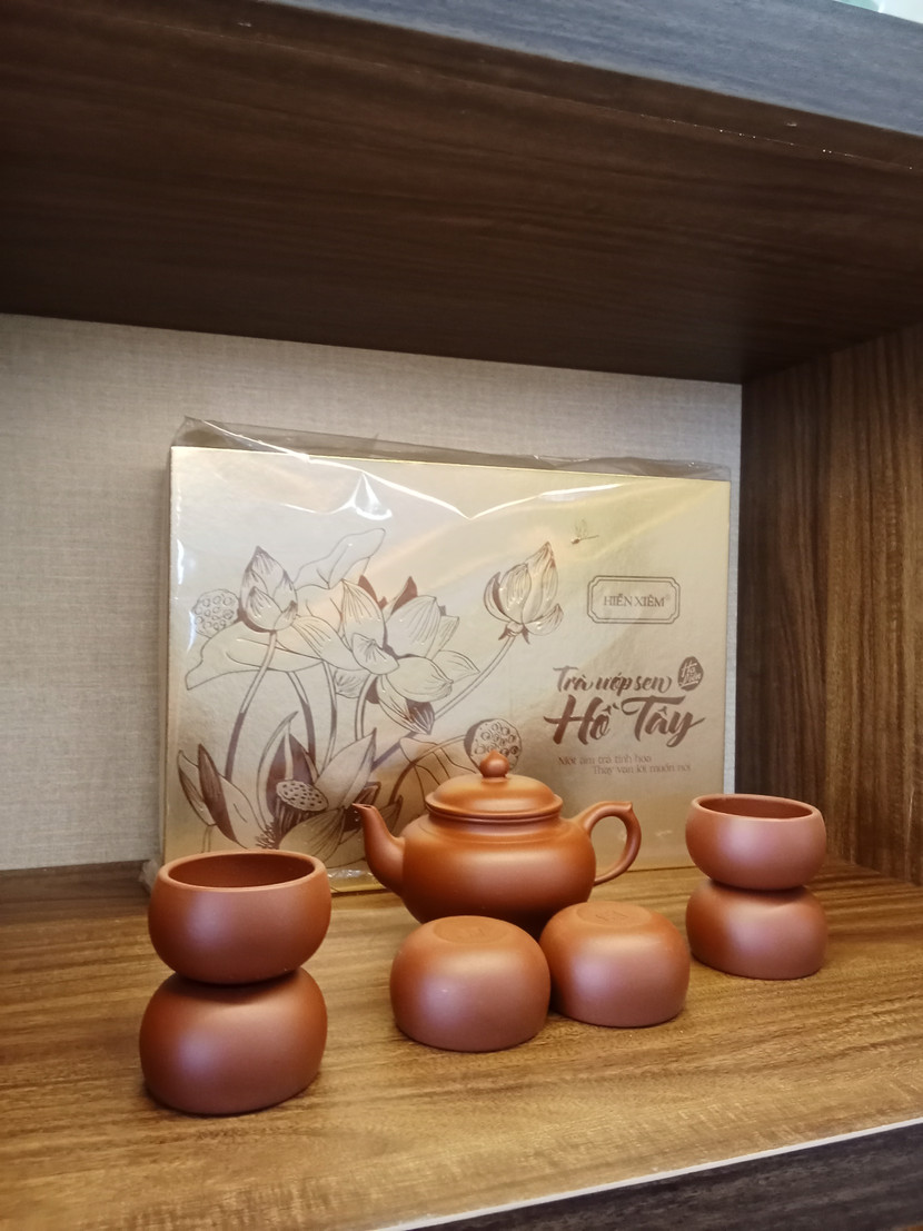 Ấm gốm Bát Tràng dùng để pha trà sen