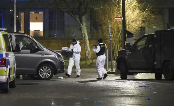 Lực lượng chức năng điều tra tại hiện trường vụ nổ súng ở trường học Risbergska thuộc thành phố Orebro Lực lượng chức năng điều tra tại hiện trường vụ nổ súng ở trường học Risbergska thuộc thành phố Orebro