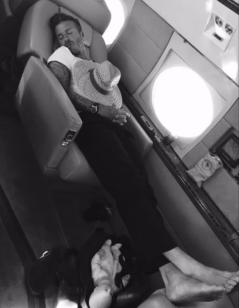 4. David Beckham. Cựu danh thủ người Anh hiện là ông chủ của Inter Miami, đang sở hữu chiếc Bombardier Challenger 350 trị giá 24 triệu USD. Máy bay phản lực thế hệ mới này không quá phô trương, phù hợp với tính cách và con người của Beckham. 4. David Beckham. Cựu danh thủ người Anh hiện là ông chủ của Inter Miami, đang sở hữu chiếc Bombardier Challenger 350 trị giá 24 triệu USD. Máy bay phản lực thế hệ mới này không quá phô trương, phù hợp với tính cách và con người của Beckham.
