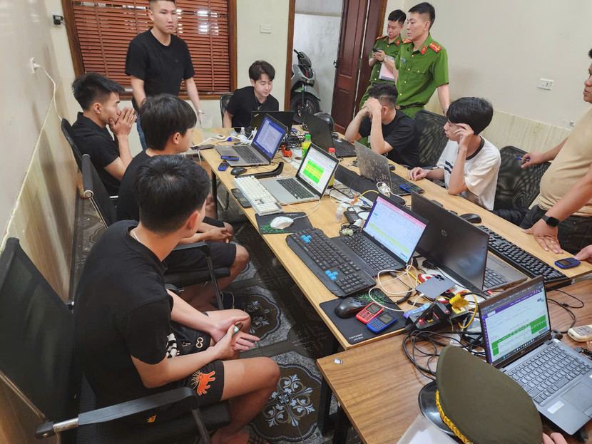 Cơ quan công an đột kích “văn phòng” làm việc của ổ nhóm lừa đảo