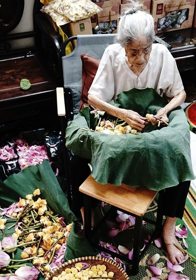 Nghệ nhân trăm tuổi gắn bó với nghề ướp trà sen truyền thống