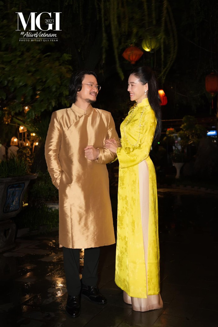 Trong bữa tiệc cùng đoàn Hoa hậu Hòa bình Quốc tế 2023, vợ chồng đạo diễn Hoàng Nhật Nam và "bà trùm hoa hậu" Phạm Kim Dung ưu tiên trang phục truyền thống là áo dài với họa tiết đồng điệu Trong bữa tiệc cùng đoàn Hoa hậu Hòa bình Quốc tế 2023, vợ chồng đạo diễn Hoàng Nhật Nam và "bà trùm hoa hậu" Phạm Kim Dung ưu tiên trang phục truyền thống là áo dài với họa tiết đồng điệu