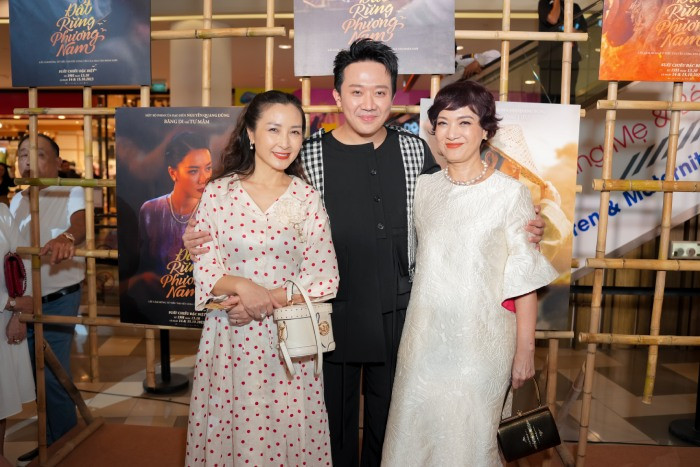 NSND Lê Khánh và diễn viên Khánh Huyền chúc mừng đoàn phim ngày công chiếu