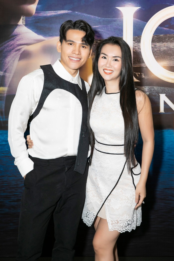 Võ Hạ Trâm rạng rỡ đến chúc mừng đồng nghiệp