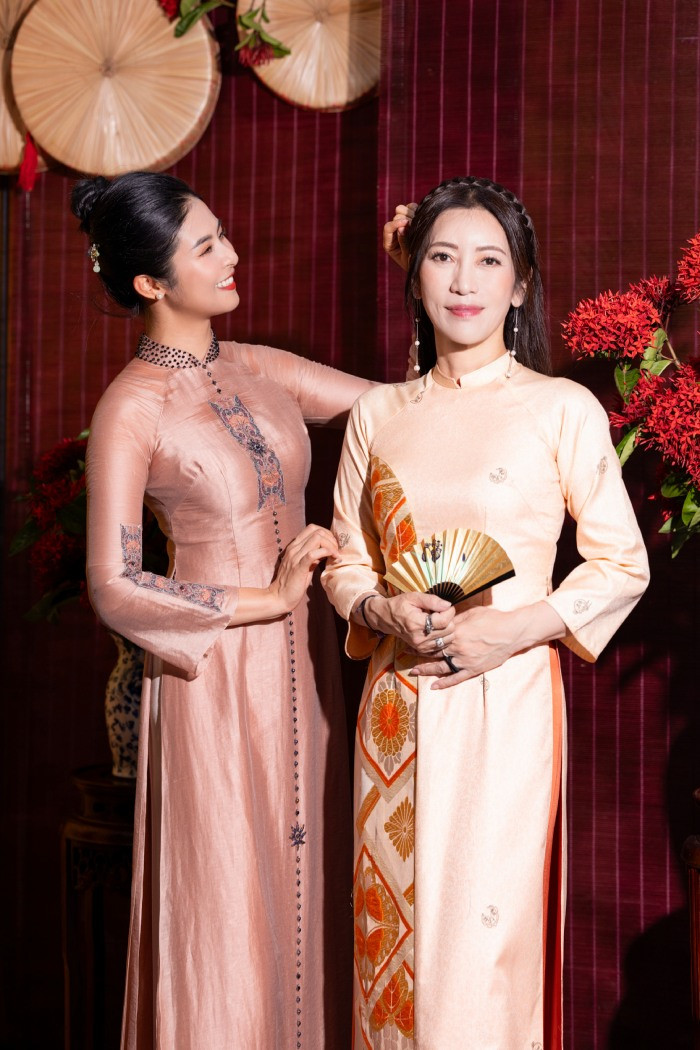 Hoa hậu Ngọc Hân và bà Suzuko Knapper, phu nhân Đại sứ quán Mỹ tại Việt Nam