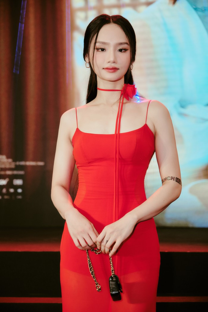 Nữ ca sĩ - diễn viên nổi bật với màu váy đỏ, khoe trọn vóc dáng quyến rũ
