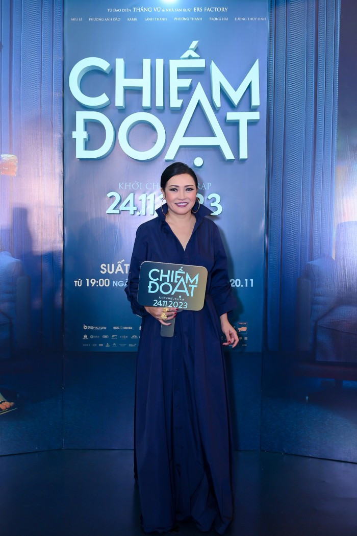 Ca sĩ Phương Thanh vừa trở về từ Nhật Bản cũng kịp có mặt để chúc mừng đoàn phim