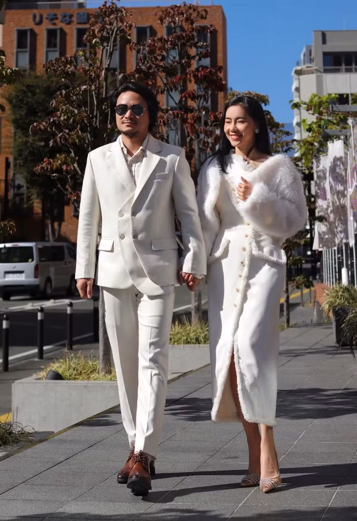 Vợ chồng đạo diễn cho rằng đây là cách hai người tôn trọng khán giả và những người xuất hiện tại sự kiện, chương trình mang tính chất văn hóa, người đẹp