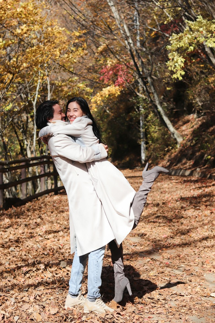 Trong chuyến du lịch, vợ chồng đạo diễn Hoàng Nhật Nam tiếp tục diện trang phục đồng điệu, thể hiện phong cách thanh lịch và sang trọng Trong chuyến du lịch, vợ chồng đạo diễn Hoàng Nhật Nam tiếp tục diện trang phục đồng điệu, thể hiện phong cách thanh lịch và sang trọng