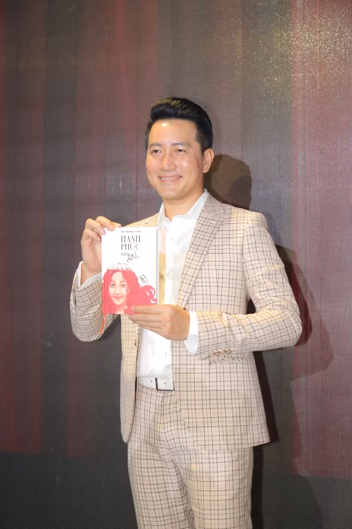 Ca sĩ Phi Hùng cũng có mặt chia vui cùng đạo diễn Vũ Thành Vinh Ca sĩ Phi Hùng cũng có mặt chia vui cùng đạo diễn Vũ Thành Vinh