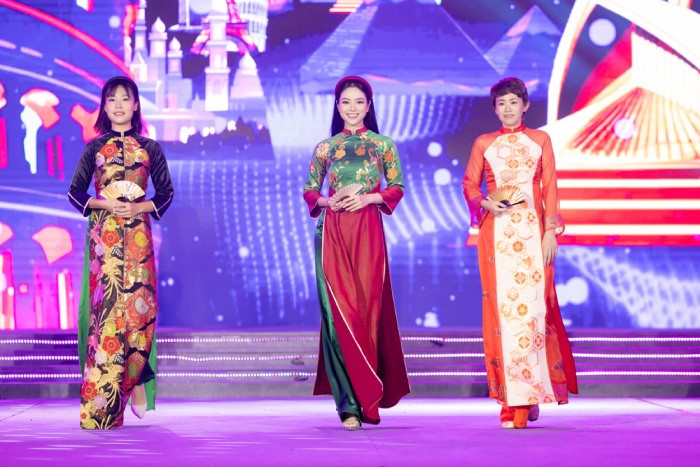 Hoa hậu các dân tộc Việt Nam Ngọc Anh và các "người mẫu đặc biệt" của hoa hậu Ngọc Hân