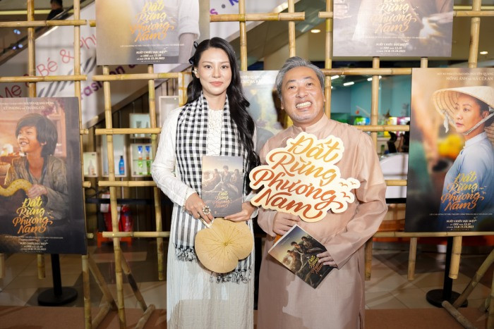 Đạo diễn Quang Dũng và bạn gái - ca sĩ Bùi Lan Hương. Cặp đôi mới công khai tình cảm sau 3 năm hẹn hò