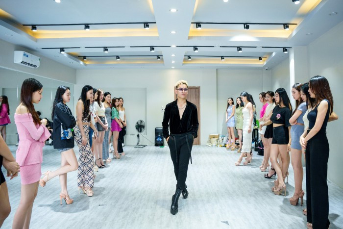 Khang Lê trong một buổi đào tạo catwalk cho các thí sinh "Miss Earth Vietnam" vừa qua