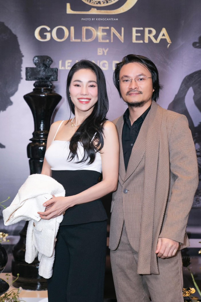 Trên sân khấu trực tiếp, các chương trình bán kết, chung kết hoa hậu, đạo diễn Hoàng Nhật Nam ưu tiên chọn những bộ vest sang trọng, lịch lãm còn vợ sẽ chọn trang phục dạ hội, điểm nhấn là những đường cắt cúp tinh tế khoe lợi thế hình thể Trên sân khấu trực tiếp, các chương trình bán kết, chung kết hoa hậu, đạo diễn Hoàng Nhật Nam ưu tiên chọn những bộ vest sang trọng, lịch lãm còn vợ sẽ chọn trang phục dạ hội, điểm nhấn là những đường cắt cúp tinh tế khoe lợi thế hình thể