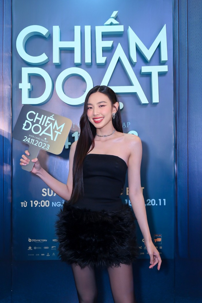 Hoa hậu Thuỳ Tiên rạng rỡ trên thảm đỏ, chiều ngày 14/11 cô cũng nhận tin vui thắng kiện từ toà án trong vụ tranh chấp với bà Đặng Thị Thùy Trang