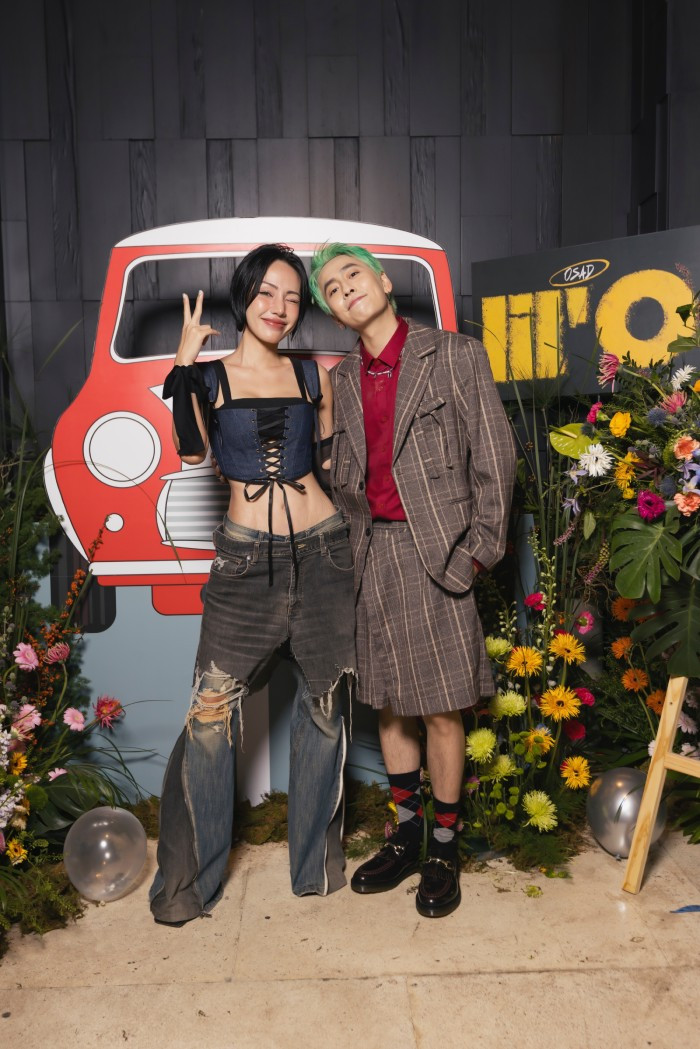 Gigi Hương Giang đến chúc mừng sự trở lại với âm nhạc của OSAD Gigi Hương Giang đến chúc mừng sự trở lại với âm nhạc của OSAD