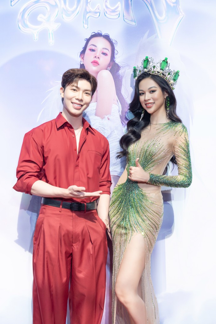 Ca sĩ Erik đến chúc mừng đồng nghiệp