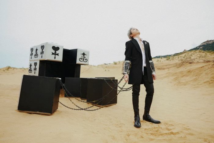 Hình ảnh từ MV, Karik cố gắng thoát khỏi sự giam cầm, trói buộc của mối quan hệ độc hại