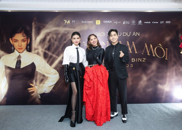 Vợ chồng ca sĩ Thu Thuỷ đến chúc mừng Myra Trần