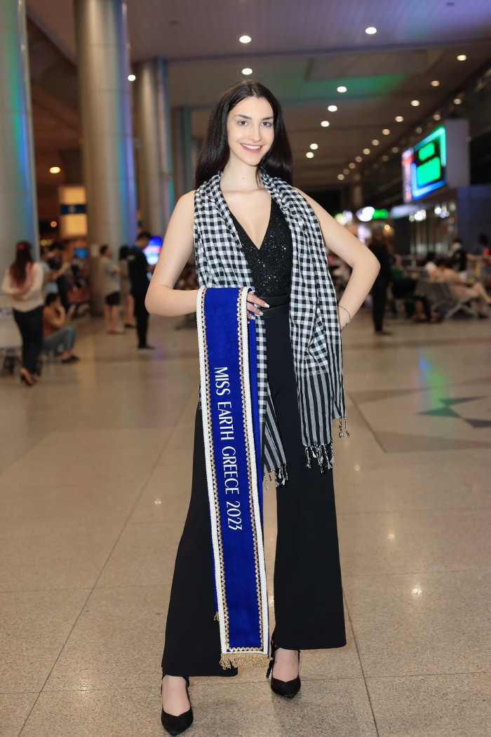 Miss Earth Greece được fan tặng khăn rằn Nam Bộ ngay tại sân bay