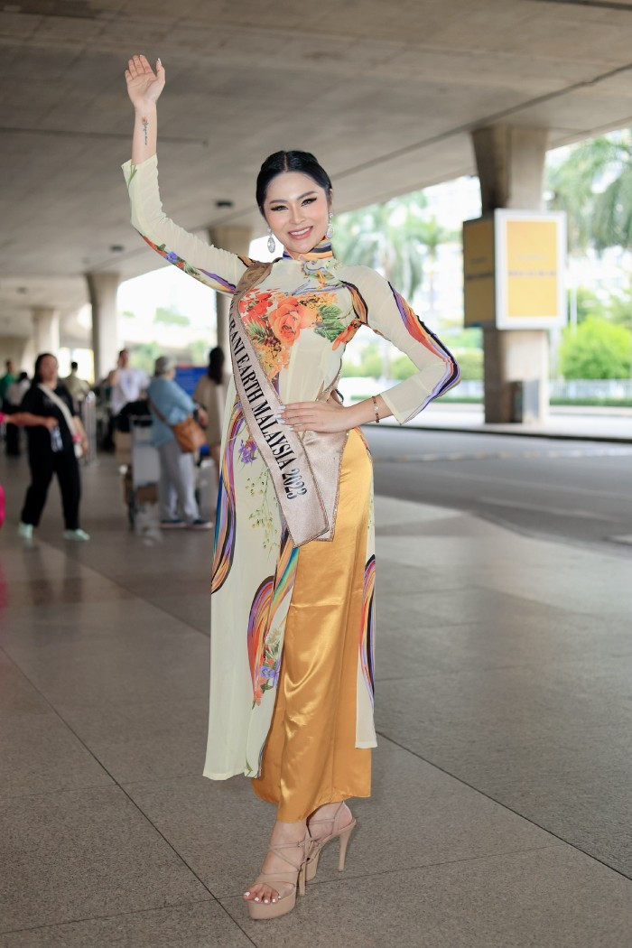 Miss Earth Malaysia tự nhiên trình diễn khi mới hạ cánh xuống sân bay Tân Sơn Nhất