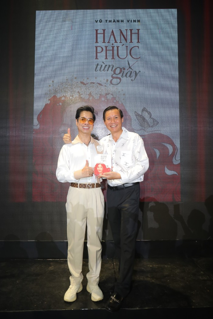 Đạo diễn Vũ Thành Vinh và danh ca Ngọc Sơn