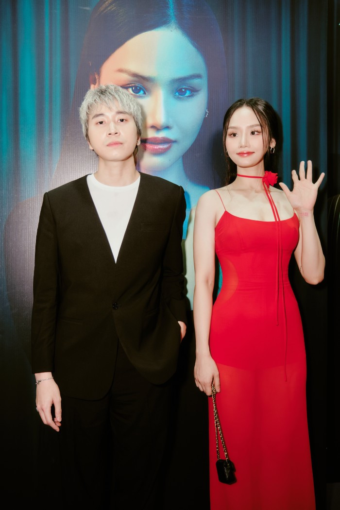 Karik xuất hiện trong trang phục đơn giản nhưng không kém phần lịch lãm, sánh bước cùng bạn diễn Miu Lê