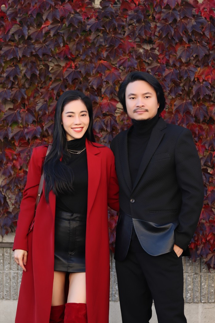 Đạo diễn Hoàng Nhật Nam chọn những bộ vest, trend coat sang trọng, CEO Phạm Kim Dung lại ưu tiên váy ôm sát khoe vóc dáng Đạo diễn Hoàng Nhật Nam chọn những bộ vest, trend coat sang trọng, CEO Phạm Kim Dung lại ưu tiên váy ôm sát khoe vóc dáng