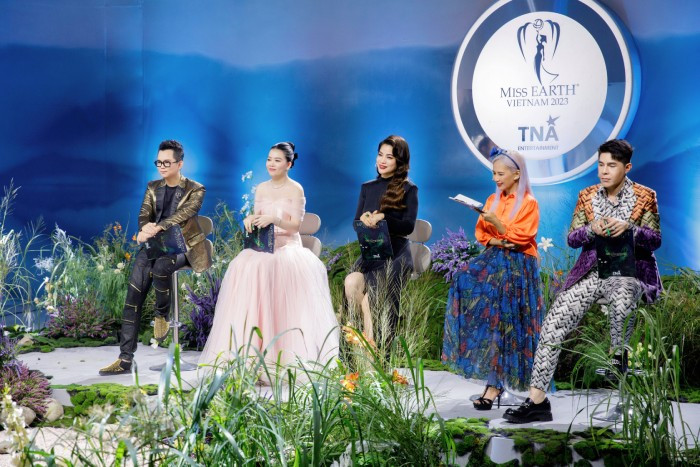 Doanh nhân Lê Linh cùng các giám khảo khác của cuộc thi Doanh nhân Lê Linh cùng các giám khảo khác của cuộc thi