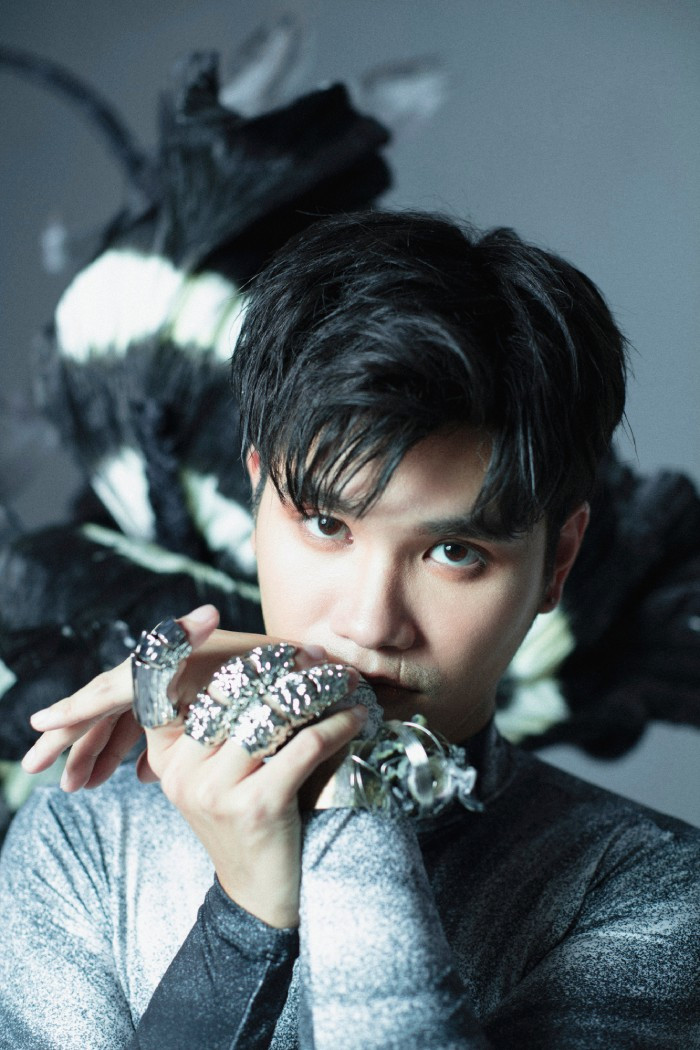 Một Khắc Hưng rất lạ trong album đầu tay