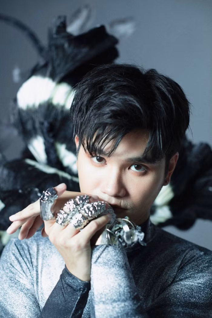 Một Khắc Hưng rất lạ trong album đầu tay