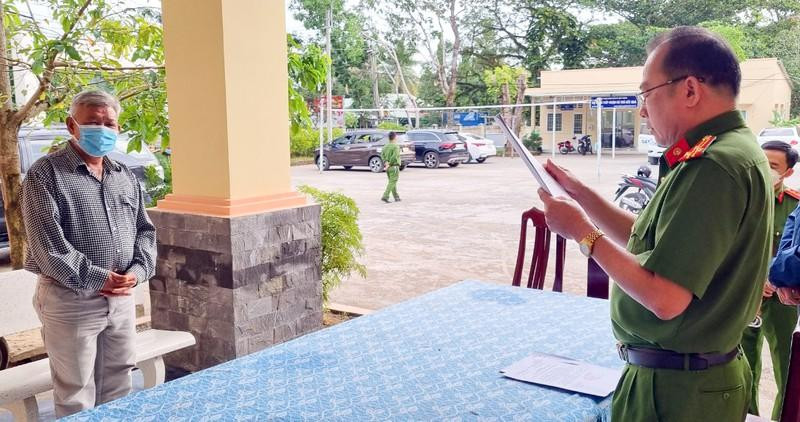 Công an đọc lệnh bắt tạm giam bị can Trần Xuân Hồng