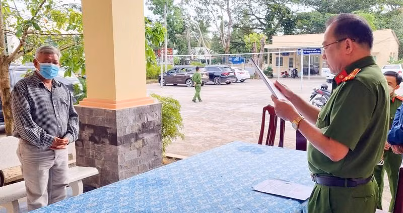 Công an đọc lệnh bắt tạm giam bị can Trần Xuân Hồng