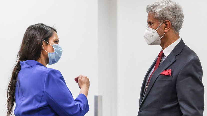 Bộ trưởng Nội vụ Anh Priti Patel gặp Ngoại trưởng Ấn Độ Subrahmanyam Jaishankar trong lễ ký thỏa thuận di cư mới giữa hai nước