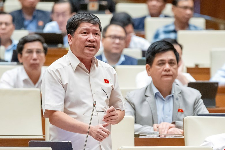 Đại biểu Tạ Văn Hạ (đoàn Bắc Giang) thảo luận Đại biểu Tạ Văn Hạ (đoàn Bắc Giang) thảo luận