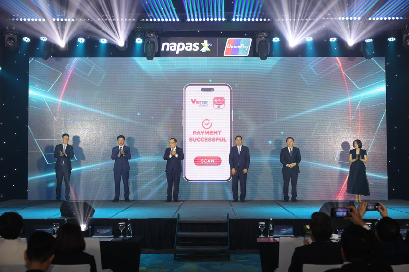 Các đại biểu thực hiện nghi thức công bố thanh toán bán lẻ song phương qua mã QR giữa Việt Nam và Trung Quốc