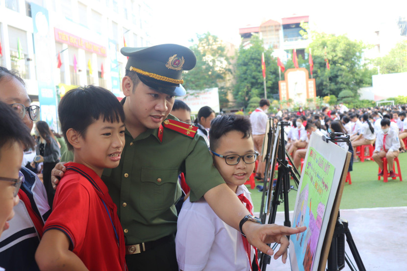 Các em học sinh hào hứng nghe thông tin, kiến thức các chú Công an truyền đạt