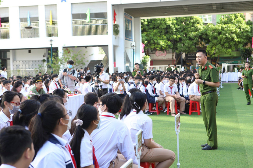 Hơn 1.300 cô, trò tham gia chương trình