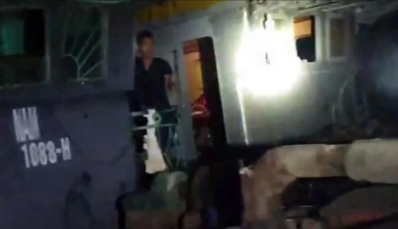 Một phương tiện thủy đang khai thác cát trái phép bị bắt quả tang Một phương tiện thủy đang khai thác cát trái phép bị bắt quả tang