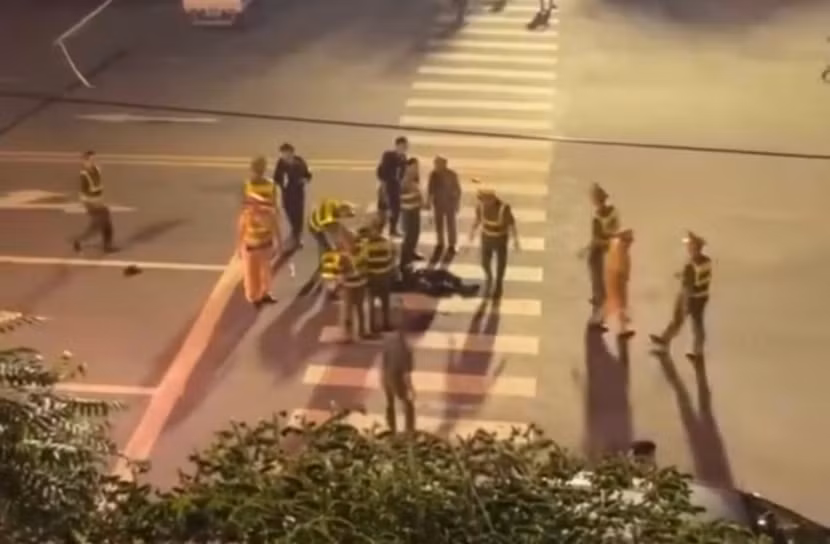 Hiện trường vụ thanh niên đèo nhau trên xe máy, di chuyển tốc độ cao, lao vào đường cấm rồi tông trực diện một chiến sĩ CSCĐ đang làm nhiệm vụ