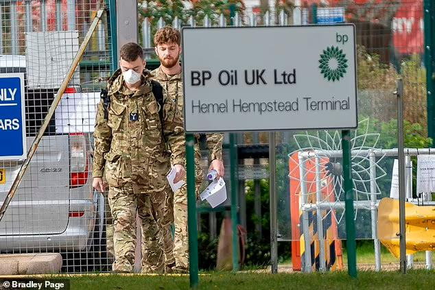 Các binh sĩ Anh triển khai tại nhà máy dầu BP ở Hemel Hempstead Herts Các binh sĩ Anh triển khai tại nhà máy dầu BP ở Hemel Hempstead Herts