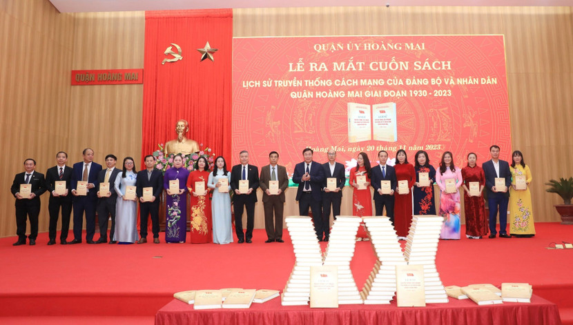 Bí thư Quận ủy, Chủ tịch HĐND quận Hoàng Mai Nguyễn Quang Hiếu trao tặng sách cho các cơ quan, đơn vị.