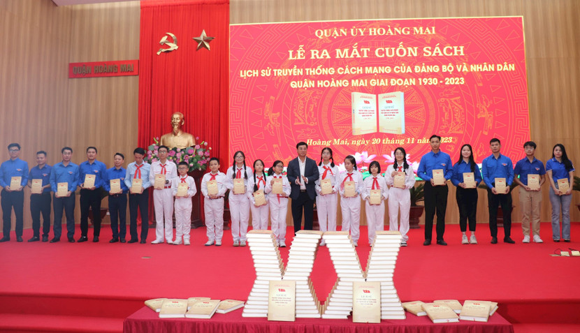 Chủ tịch UBND quận Hoàng Mai Nguyễn Minh Tâm trao tặng sách cho các tổ chức Đoàn, Đội.