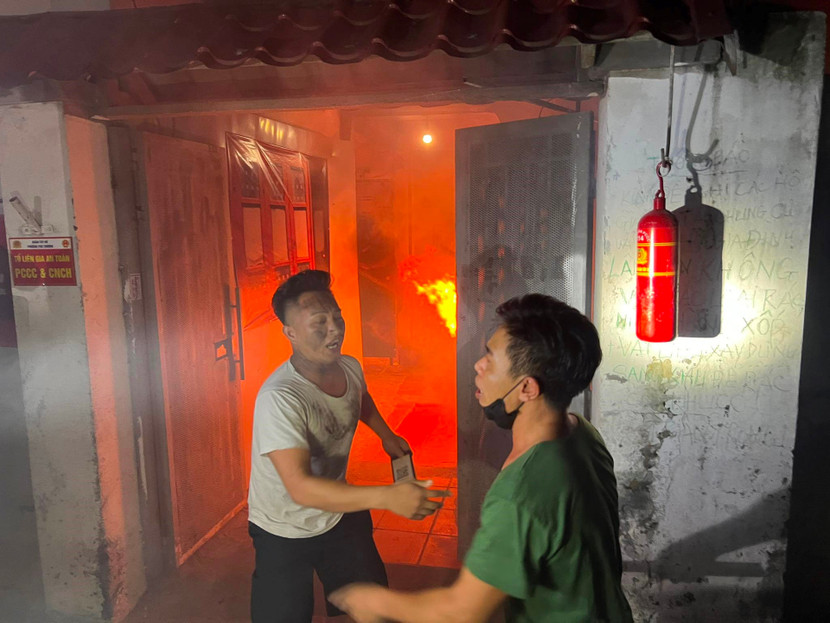 Diễn tập chữa cháy, cứu nạn tại khu dân cư ở quận Tây Hồ (Hà Nội) Diễn tập chữa cháy, cứu nạn tại khu dân cư ở quận Tây Hồ (Hà Nội)