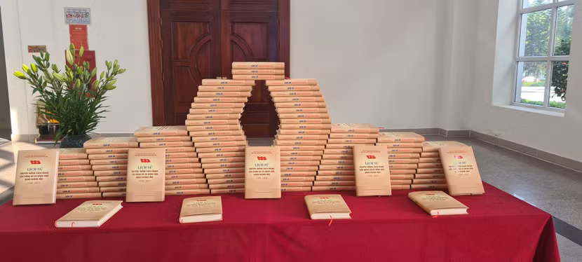 Cuốn sách “Lịch sử truyền thống cách mạng của Đảng bộ và nhân dân quận Hoàng Mai (1930-2023)” ra mắt đúng vào dịp kỷ niệm 20 năm thành lập quận