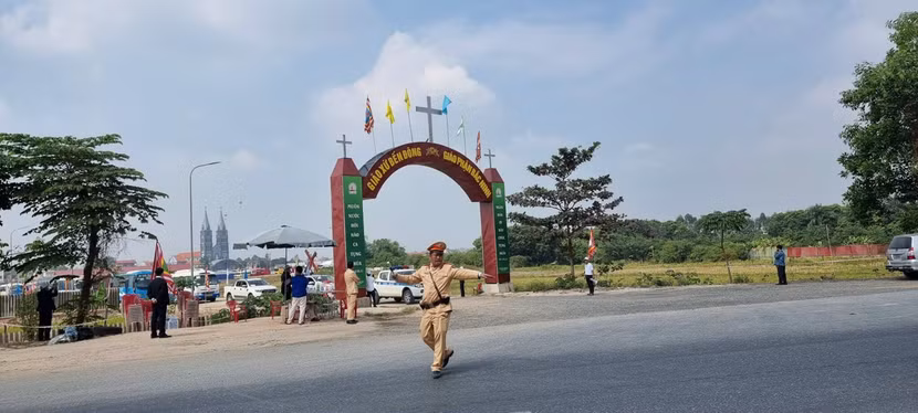 Lực lượng chức năng phân luồng giao thông