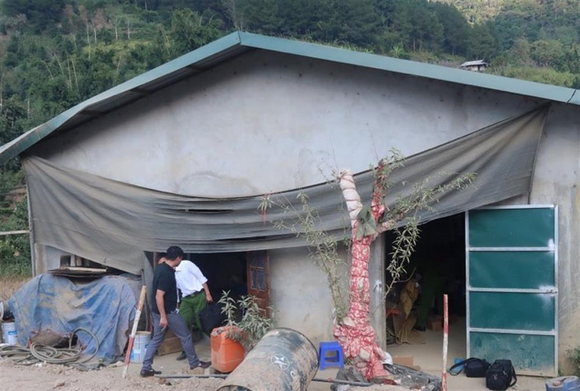 Nơi cất giấu thuốc nổ cùng tang vật khác. Nơi cất giấu thuốc nổ cùng tang vật khác.