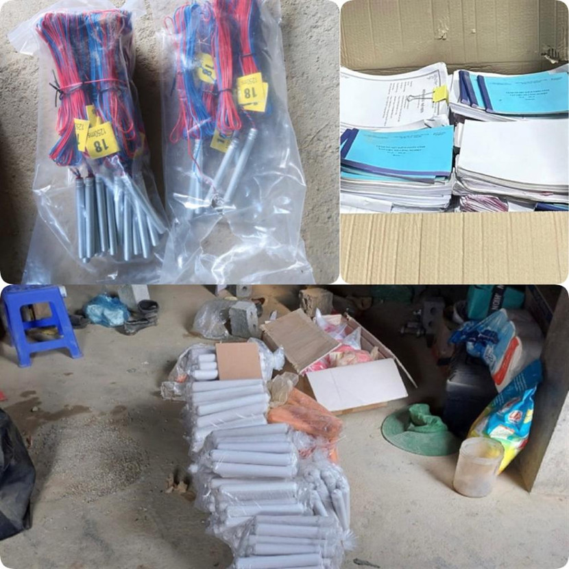 Các thỏi thuốc nổ, kíp, dây nổ và tài liệu liên quan bị thu giữ. Các thỏi thuốc nổ, kíp, dây nổ và tài liệu liên quan bị thu giữ.