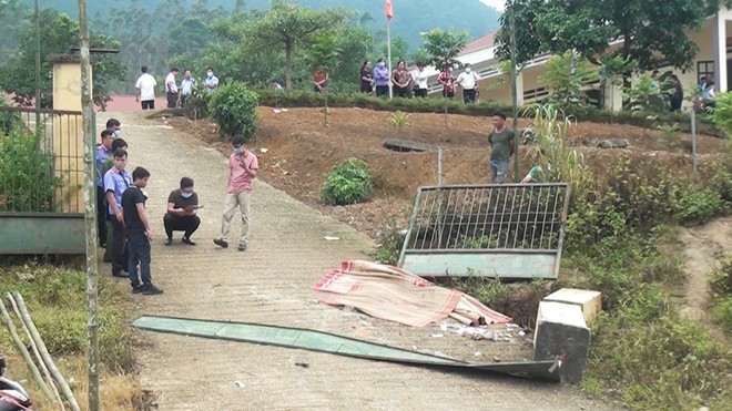 Hiện trường vụ đổ cổng trường tại điểm trường bản Phung, huyện Văn Bàn, Lào Cai Hiện trường vụ đổ cổng trường tại điểm trường bản Phung, huyện Văn Bàn, Lào Cai